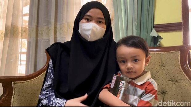 Kahfi Aulian Almine (5), anak asal Bandung ini kembali tenar dengan videonya menjadi announcer cilik di Kereta Api.