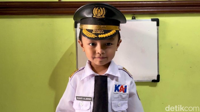 Kahfi Aulian Almine (5), anak asal Bandung ini kembali tenar dengan videonya menjadi announcer cilik di Kereta Api.
