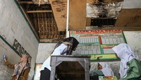 Sekolah gratis yang mengampu 93 siswa dengan empat ruang kelas tersebut mengalami kerusakan di bagian atap sejak empat tahun lalu.  