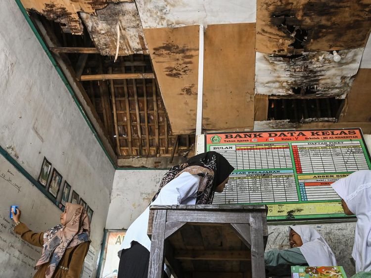 Kasihan Siswa-siswi Ini Belajar dalam Kondisi Sekolah Rusak