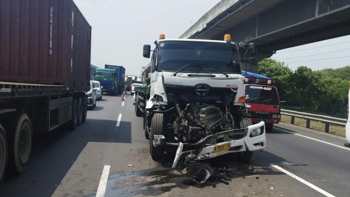 Tabrakan Beruntun Parah di Tol Japek Libatkan Empat Kendaraan, Truk Hancur Lebur