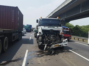 Kecelakaan Beruntun 4 Kendaraan di Tol Japek, Truk Ringsek