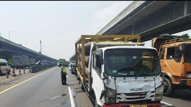 Kecelakaan beruntun 4 kendaraan terjadi di Km 44 Tol Jakarta-Cikampek siang tadi. Kendaraan truk sampai ringsek lantaran menabrak bagian belakang truk lainnya. (dok PJR Cikampek)
