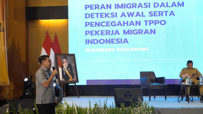 Kepala Bidang Tempat Pemeriksaan Imigrasi Sofyan Martono Wibowo beri materi saat kegiatan Pengukuhan Komunitas Relawan Pekerja Migran Indonesia Wilayah Sumatera Utara. (Dok. Imigrasi Medan)
