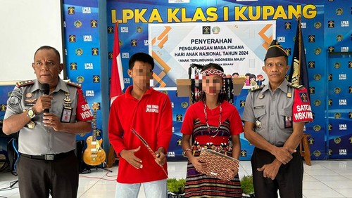 Kepala LPKA Kupang Lukas Frans (kiri) berfoto bersama dua perwakilan napi anak yang mendapat remisi Hari Anak Nasional, Selasa (23/7/2024).