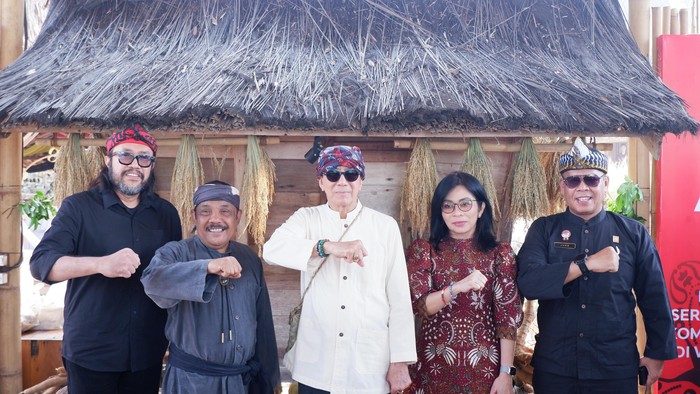 Ketua DPD PDI Perjuangan Jawa Barat Ono Surono mengapresiasi anugerah kehormatan adat Sunda Sinatria Pinayungan dari masyarakat Sunda kepada Menteri Hukum dan HAM RI Yasonna Laoly.