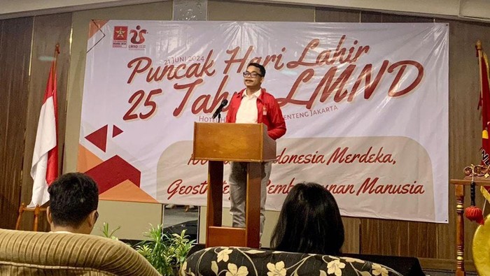 Ketua Umum  Ketua Umum LMND, Muhammad Asrul,  dalam sambutan merayakan Hari Ulang Tahun (HUT) ke-25 LMND.