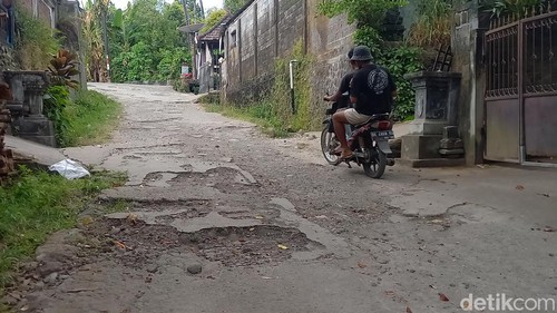 Kondisi Jalan Pratu Subrata, RT 4 dan 5 Lingkungan Sangket, Kelurahan Sukasada, Buleleng, Bali rusak parah, Selasa (23/7/2024).