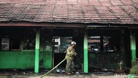 Setelah mengangkat telepon, Budi menyampaikan informasi SDN Pondok Bambu 01 terbakar. Dia berharap tak ada korban akibat kebakaran itu.