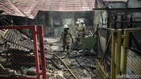 Sejumlah petugas Pemadam Kebakaran melakukan pendinginan bangunan sekolah terbakar di SDN 01 Pondok Bambu, Jakarta Timur, Selasa (23/7/2024).