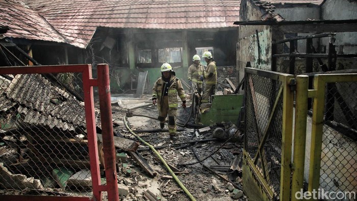 Kebakaran terjadi di SD Negeri Pondok Bambu 01, Jakarta Timur. Bangunan kantin dan ruang kelas terdampak kebakaran itu.