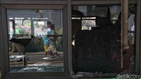 Kebakaran tersebut dikarenakan konsleting listrik di gudang sekolah. Dan sebanyak 18 ruangan kelas beserta isinya terdampak kebakaran tersebut.