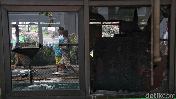 Kondisi Terkini SDN Pondok Bambu 01 Jaktim Usai Kebakaran Kebakaran terjadi di SD Negeri Pondok Bambu 01, Jakarta Timur. Bangunan kantin dan ruang kelas terdampak kebakaran itu.
