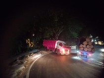 Gagal Nanjak, Truk Material Tabrak Pembatas Jalan di Slumprit Gunungkidul
