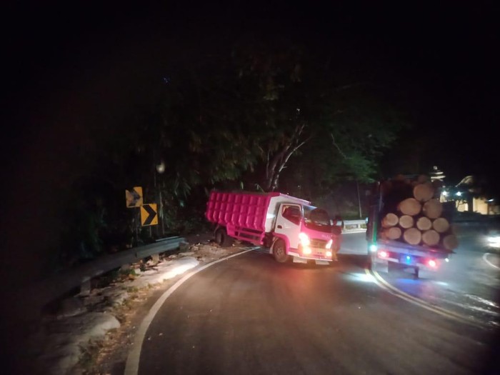 Kondisi truk yang menabrak pembatas jalan Jogja-Wonosari di tikungan Slumprit, Patuk, Kabupaten Gunungkidul, DIY, Selasa (23/7/2024) malam.