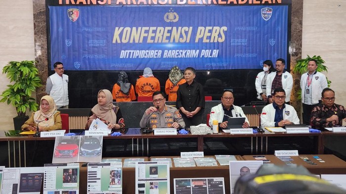 Konferensi pers permasalahan eksploitasi seksual anak melalui grup Telegram (Adrial Akbar/detikcom) Konferensi pers permasalahan eksploitasi seksual anak melalui grup Telegram (Adrial Akbar/detikcom)