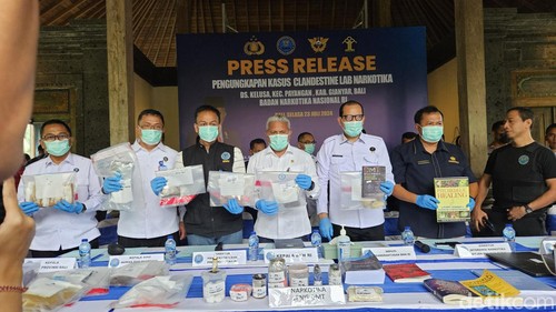 Konferensi pers pengungkapan laboratorium narkoba rahasia oleh BNN di sebuah vila di Jalan Desa Keliki Kawan, Kecamatan Payangan, Gianyar, Bali. (Foto : Putu Krista/detikBali)