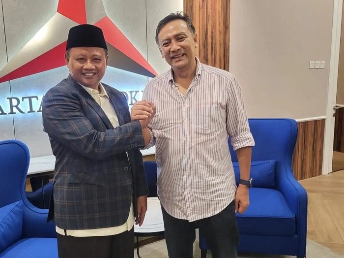 Mantan Wakil Gubernur Jawa Barat (Jabar) Uu Ruzhanul Ulum bersama Sekretaris Majelis Tinggi Partai Demokrat Andi Mallarangeng di Kantor DPP Partai Demokrat di Jakarta, Senin (22/7/2024).