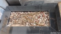 Dengan sejarah yang membersamai masjid ini jadi cerita sendiri bagi para jemaah. Selain tentunya sebagai tempat beribadah, tempat ini juga kerap dipakai untuk tempat istirahat para karyawan-karyawan di sela pekerjaan mereka.