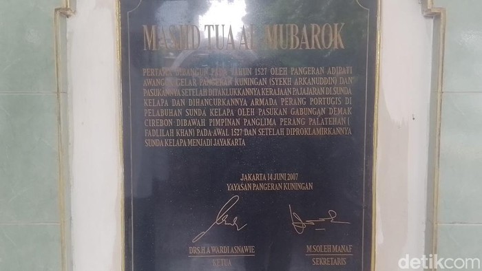 Masjid Tua Al Mubarok berdiri tegak di pinggir Jalan Gatot Subroto yang tak jauh dari Museum Satriamandala. Masjid ini telah berumur ratusan tahun dan menjadi sebuah saksi perkembangan wilayah Kuningan.
