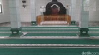 Selain membahas tentang perjalanan Masjid Tua Al Mubarok, Budi juga menjelaskan kenapa nama wilayah ini Kuningan adalah untuk mengenang Pangeran Kuningan yang berada di kawasan ini dari tahun 1527 hingga meninggal di tahun 1579 dan menjelaskan letak makam yang letaknya bukan di area masjid.