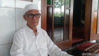 Bendahara Masjid Tua Al Mubarok, Budi Raharjo menceritakan kepada detikTravel, Jumat (19/7/2024) ada hal menarik dari pembangunan awal masjid tersebut yakni berasal dari sebuah mimpi. Dahulu masjid yang dibangun oleh Pangeran Kuningan itu katanya hanya terbuat dari kayu dan begitu sederhana.