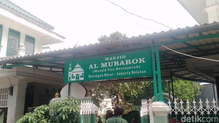 Masjid Tua Al Mubarok di Jaksel yang Sudah Berdiri Sejak Ratusan Tahun Masjid Tua Al Mubarok berdiri tegak di pinggir Jalan Gatot Subroto yang tak jauh dari Museum Satriamandala. Masjid ini telah berumur ratusan tahun dan menjadi sebuah saksi perkembangan wilayah Kuningan.