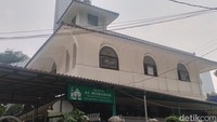 Kala itu Pangeran Kuningan bersama pasukannya menempati wilayah ini dan membangun sebuah surau atau mushola, walaupun bangunan Masjid Tua Al Mubarok ini bukan bangunan yang berdiri dari zaman Pangeran Kuningan. Melainkan dibangun kembali oleh orang-orang yang menempati wilayah sekitaran masjid.