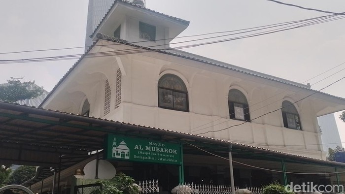 Masjid Tua Al Mubarok di Jaksel yang Sudah Berdiri Sejak Ratusan Tahun Masjid Tua Al Mubarok berdiri tegak di pinggir Jalan Gatot Subroto yang tak jauh dari Museum Satriamandala. Masjid ini telah berumur ratusan tahun dan menjadi sebuah saksi perkembangan wilayah Kuningan.