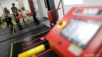 Disini tak hanya sebatas pengembangan produk saja, melainkan pada berbagai pengujian ekstrim seperti ketahanan terhadap kelembapan dan panas serta kekuatan akibat getaran dan jatuh ketika produk masih didalam kemasan. Semua pengujian ini dilakukan guna meningkatkan ketahanan produk saat dikirim ke konsumen atau digunakan oleh mereka.