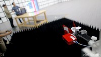 Yups, detikcom sempat melihat dan berkunjung ke pusat R&D LG Electronics (LG) di kawasan Industri MM2100 Cibitung, Bekasi, Jawa Barat. Mereka berkomitmen untuk terus memantapkan posisinya di pasar Indonesia melalui keberlanjutan pengembangan Pusat Penelitian dan Pengembangan (R&D) di Indonesia.
