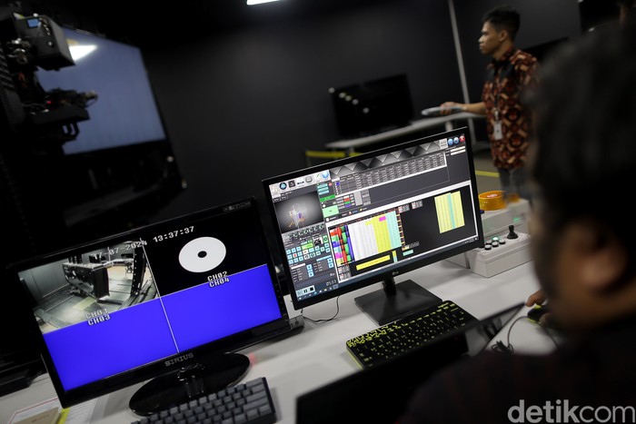 Mengintip Dapur Perakitan Elektronik di Bekasi Televisi jadi salah satu kebutuhan tersier yang hampir bisa dipenuhi oleh semua kalangan. Tapi tahu nggak gimana produksi TV itu dibuat. Intip ajah yuks...