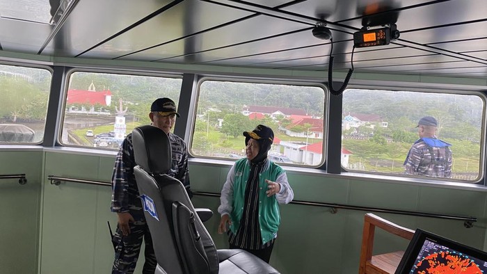 Mensos Risma dibantu dan diantar Kapal Perang Republik Indonesia (KRI) Teluk Weda 526 menuju ke Kepulauan Kei Besar untuk salurkan bansos.
