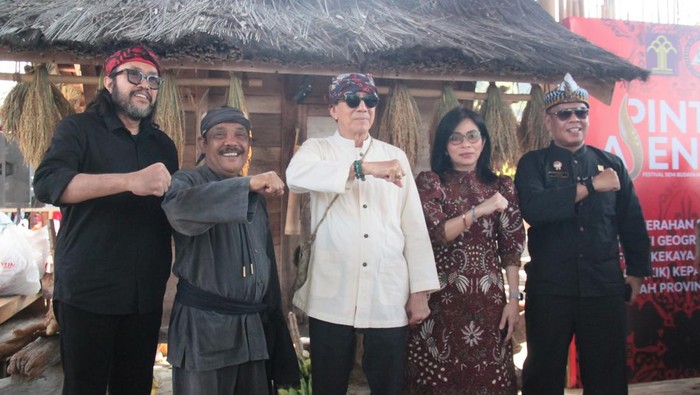 Menteri Hukum dan HAM Yassona H Laoly (putih) menyerahkan 35 sertifikat kekayaan intelektual komunal (KIK) dan indikasi geografis (IG) untuk Baresan Olot Masyarakat Adat (BOMA) di Jawa Barat.