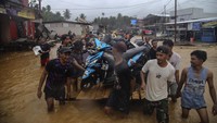 Warga akan bekerjasama untuk mengangkut motor dengan rakit buatan dari kayu.  