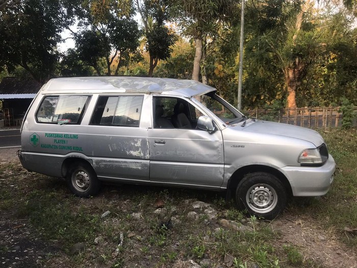 Mobil ambulans milik Puskesmas Playen 1 Gunungkidul usai kecelakaan tunggal terguling di jalan Jogja-Wonosari Km 27 di Kapanewon Patuk, Kabupaten Gunungkidul, Selasa (23/7/2024) sore.
