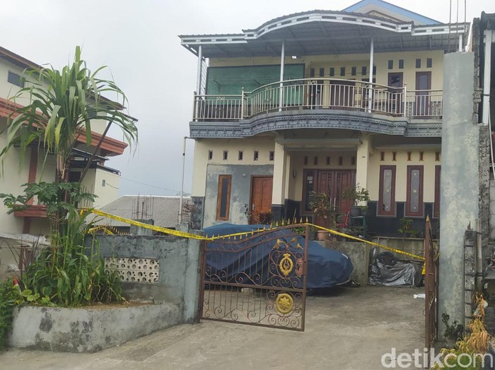Mobil Honda Brio milik warga Desa Sukomakmur, Kajoran, Kabupaten Magelang, diduga dibakar orang saat parkir di depan rumah. Foto diunggah Selasa (23/7/2024).