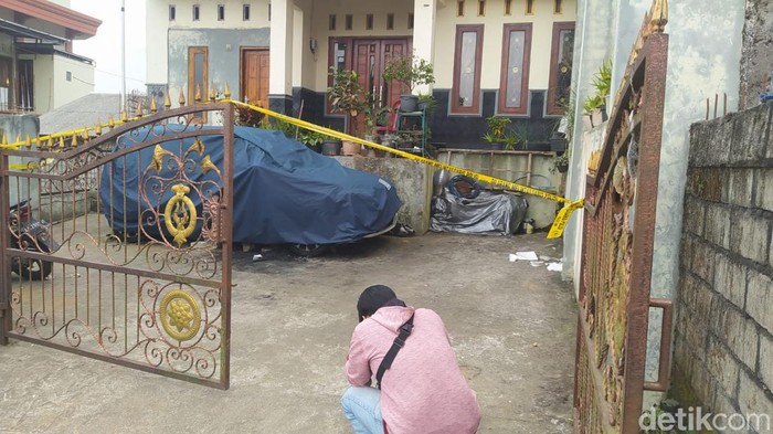Mobil Honda Brio milik warga Desa Sukomakmur, Kajoran, Kabupaten Magelang, diduga dibakar orang saat parkir di depan rumah. Foto diunggah Selasa (23/7/2024).