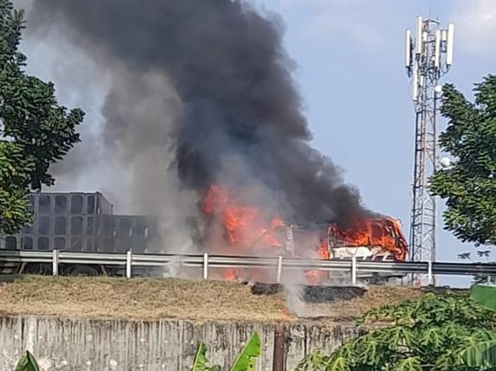 Mobil KIA Pregio terbakar di jalan tol Solo-Ngawi KM 496+800, wilayah Dukuh Gunungsari, Desa Sobokerto, Ngemplak, Boyolali, Selasa (23/7/2024) sore.