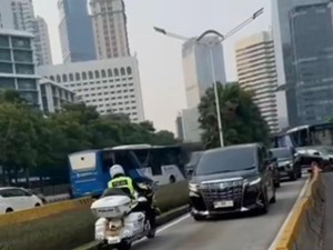 Duduk Perkara Heboh Mobil RI 24 Terjebak di Busway
