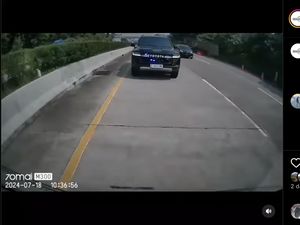 Ada Mobil Pribadi Berstrobo Tot Tot Wiu Wiu, Kasih Jalan Nggak?