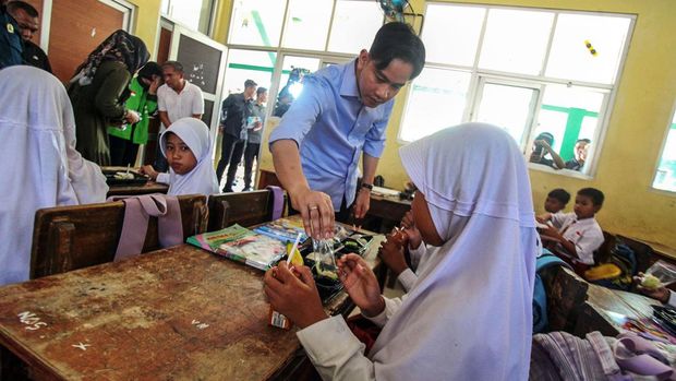 Wakil presiden terpilih, Gibran Rakabuming Raka, mengecek uji coba makan bergizi gratis di SD Negeri 2 dan 3 Sentul, Kabupaten Bogor, Jawa Barat.