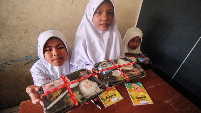 Wakil presiden terpilih, Gibran Rakabuming Raka, mengecek uji coba makan bergizi gratis di SD Negeri 2 dan 3 Sentul, Kabupaten Bogor, Jawa Barat.