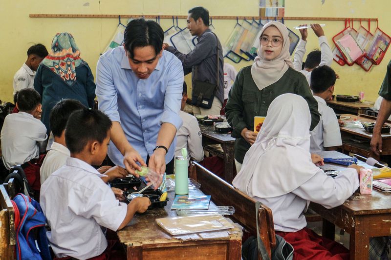 Wakil presiden terpilih, Gibran Rakabuming Raka, mengecek uji coba makan bergizi gratis di SD Negeri 2 dan 3 Sentul, Kabupaten Bogor, Jawa Barat.