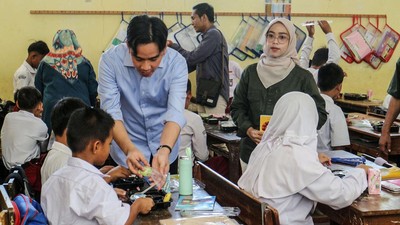 Momen Gibran Cek Uji Coba Makan Bergizi Gratis di SD Bogor