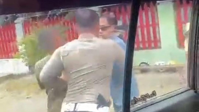 Momen polantas mendorong pengemudi mobil saat operasi patuh di Gowa.