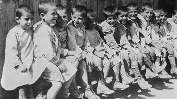 Monster Study: Di 1939, ahli di Universitas Iowa berusaha membuktikan teori kegagapan adalah perilaku yang dipelajari, terkait kecemasan anak dalam bicara. Mereka coba menyebabkan anak yatim piatu gagap dengan memberi tahu mereka ditakdirkan gagap di masa depan. Peneliti memberi tahu mereka menunjukkan tanda gagap dan tak boleh bicara kecuali yakin bicara dengan benar. Eksperimen ini tidak menyebabkan kegagapan, namun membuat anak-anak yang tadinya normal jadi cemas, menarik diri, dan diam. Mahasiswa patologi masa depan Iowa menjuluki penelitian ini Studi Monster. Anak yang masih hidup menggugat Iowa dan universitas. Tahun 2007, Iowa membayar total $925.000. Foto: CVLT