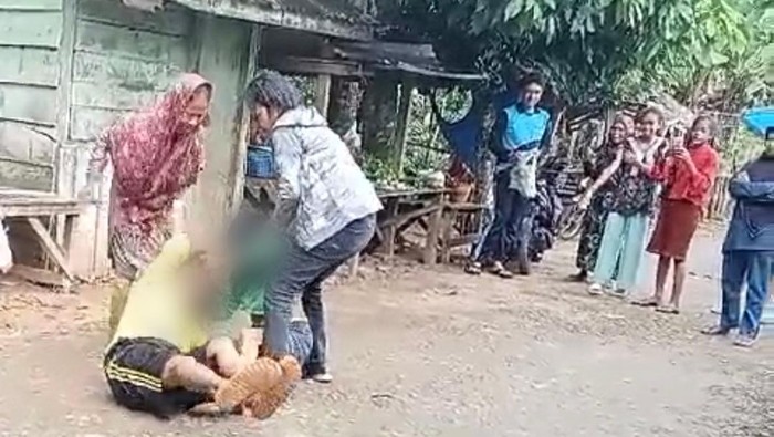 Dua wanita lanjut usia (lansia) di Kabupaten Muna, Sulawesi Tenggara (Sultra), membuat geger lantaran terlibat adu jotos diduga perkara cinta segitiga.