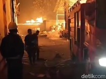 Pabrik Karton di Pandaan Pasuruan Terbakar Hebat