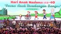 Jokowi memberikan sambutan di hadapan anak-anak yang mengenakan pakaian adat Papua. Antara Foto/Muhammad Adimaja.  